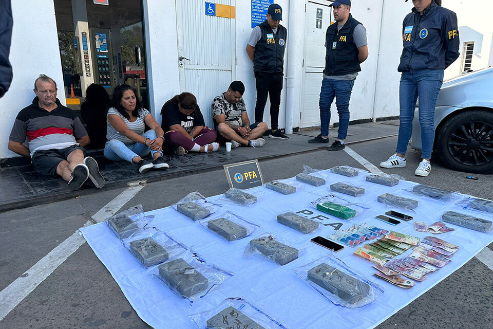 Los panes de droga y las personas detenidas en la ruta 9. (Fuente: Gentileza PFA)