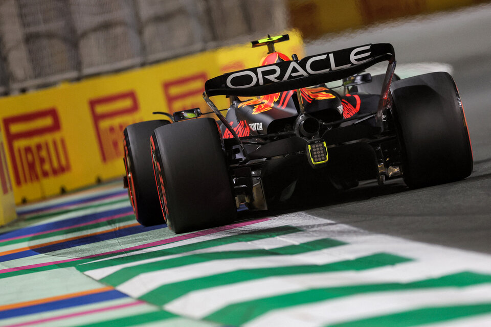 Checo Pérez aprovechó la debacle de Verstappen y largará en la pole del GP de Arabia (Fuente: AFP)