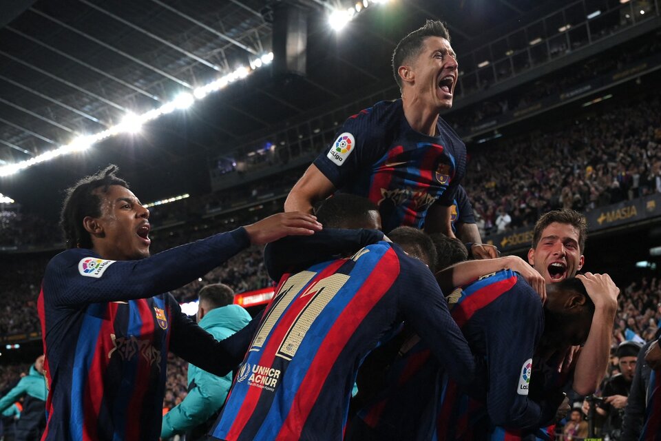 Todo Barcelona celebra con Kessié el éxito en el derbi ante Real Madrid (Fuente: AFP)