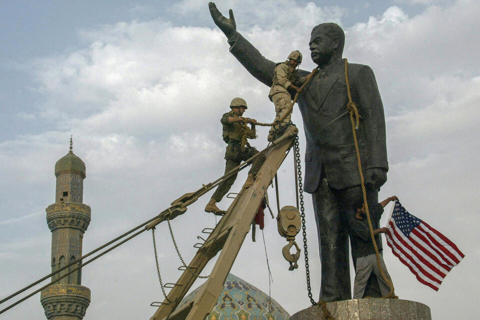 En todo el mundo los canales transmitieron cuando los soldados de EE.UU. derribaban la estatua de Hussein.  (Fuente: AFP)