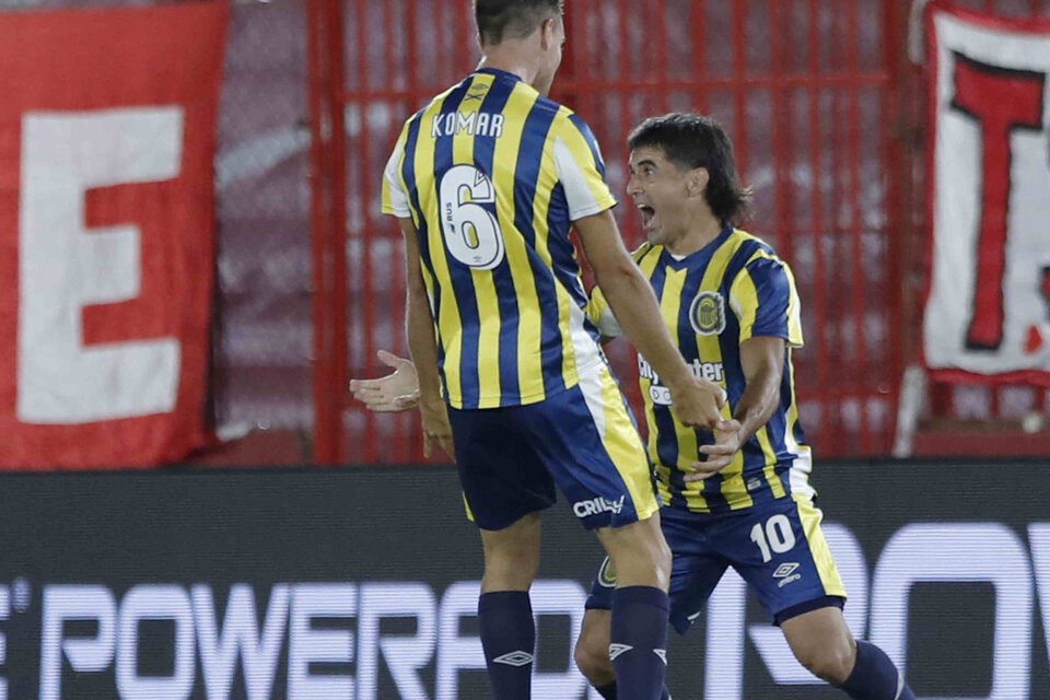 Malcorra celebra su gol junto a Komar (Fuente: Fotobaires)