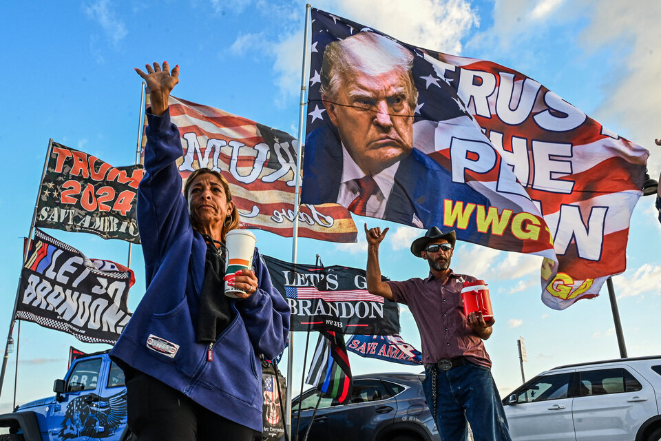Simpatizantes de Trump se manifiestan cerca de la residencia del expresidente en Florida. (Fuente: AFP)