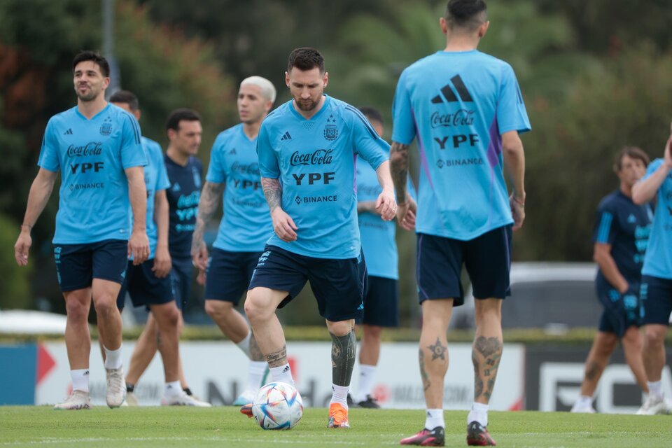 Messi trabajó a la par de sus compañeros en la previa al mistoso del jueves