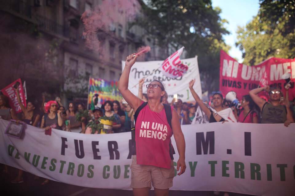 "Fuera FMI de nuestros cuerpos y territorios" fue el texto de la bandera que llevó el 8M el Colectivo Ni Una Menos.