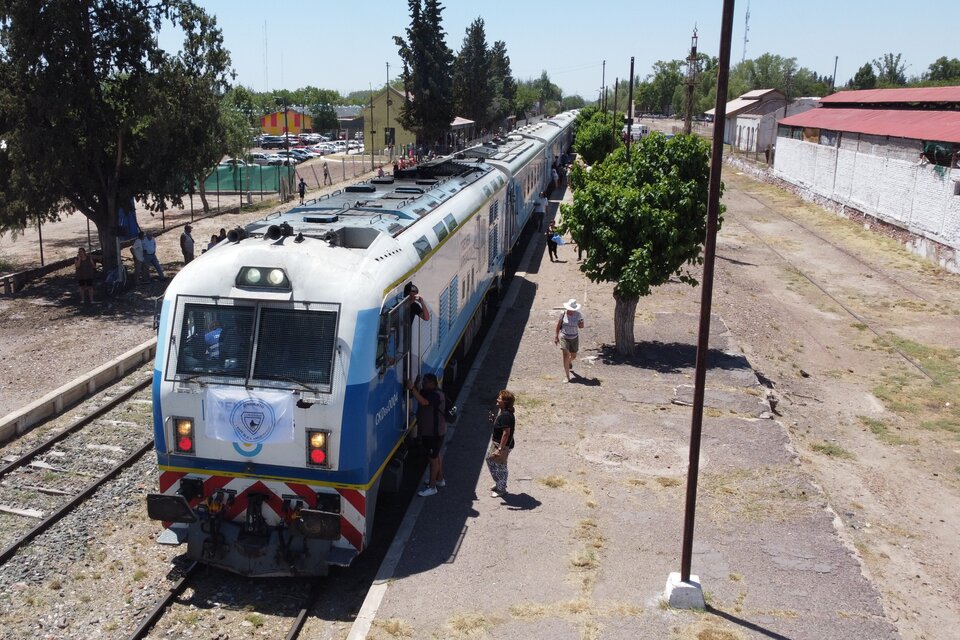 En diciembre se realizó la primera prueba para la puesta en marcha del servicio de trenes que une CABA con Mendoza. Imagen: Télam. 
