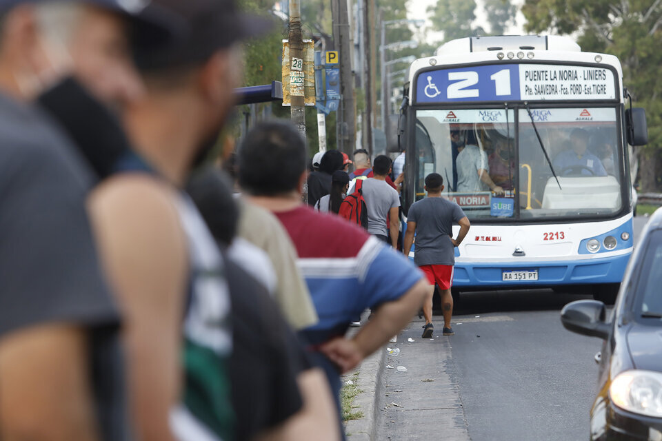 El pasaje de colectivos y trenes aumentará un 6,6% desde abril. Imagen: Leandro Teysseire