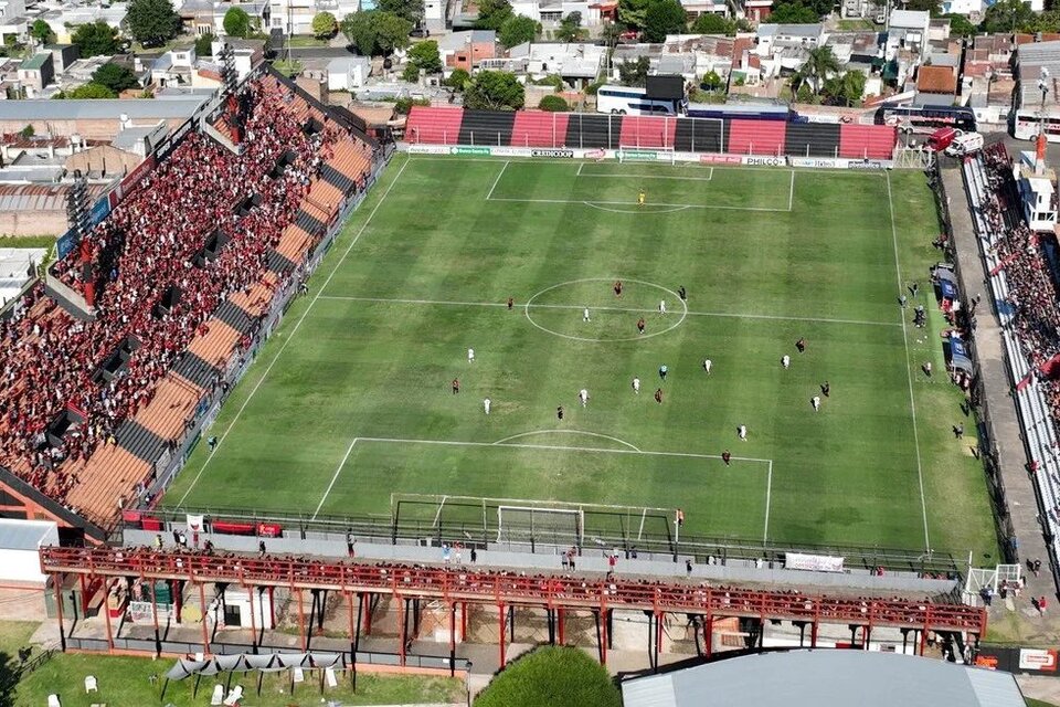 El césped del estadio de Patronato, objetado por la Conmebol.
