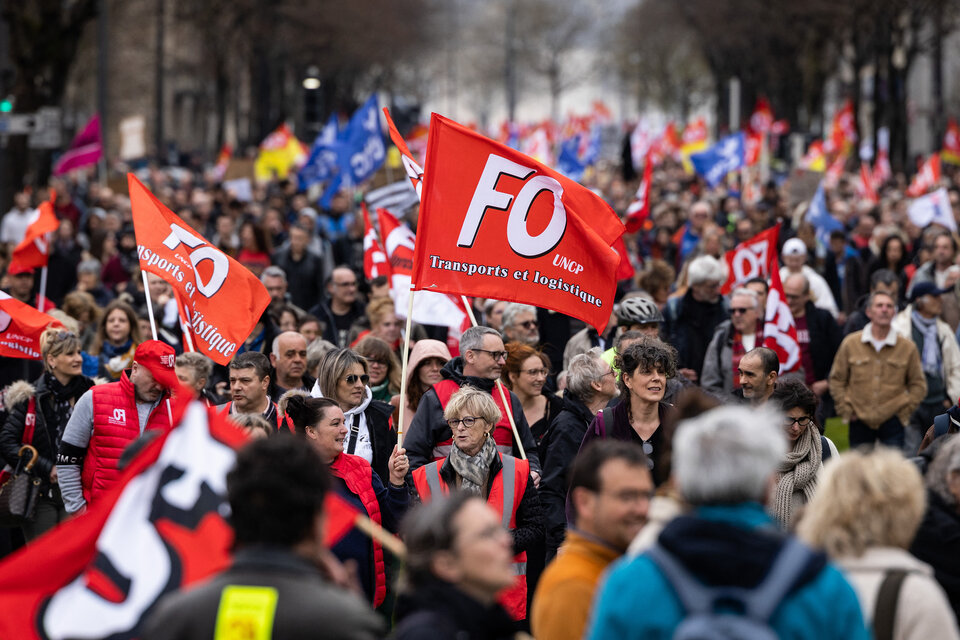 Francia: multitudinaria protesta contra Macron y su reforma jubilatoria