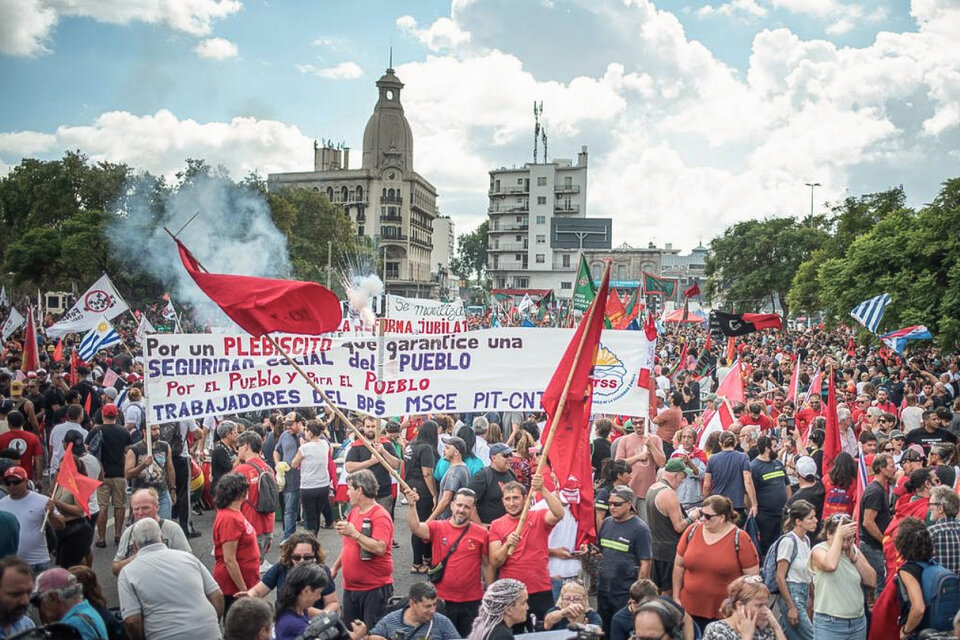 La marcha conta la reforma jubilatoria en Uruguay fue masiva.