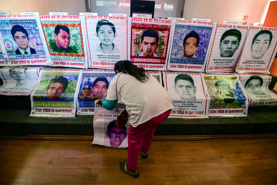 Familiares juntan imágenes de los estudiantes desaparecidos.  (Fuente: AFP)