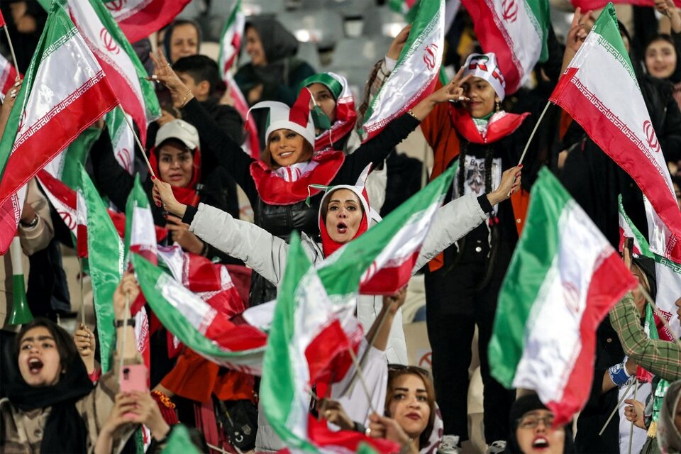 El duelo de este jueves fue seguido por cientos de mujeres iraníes que animaron al equipo nacional. (Foto: AFP)
