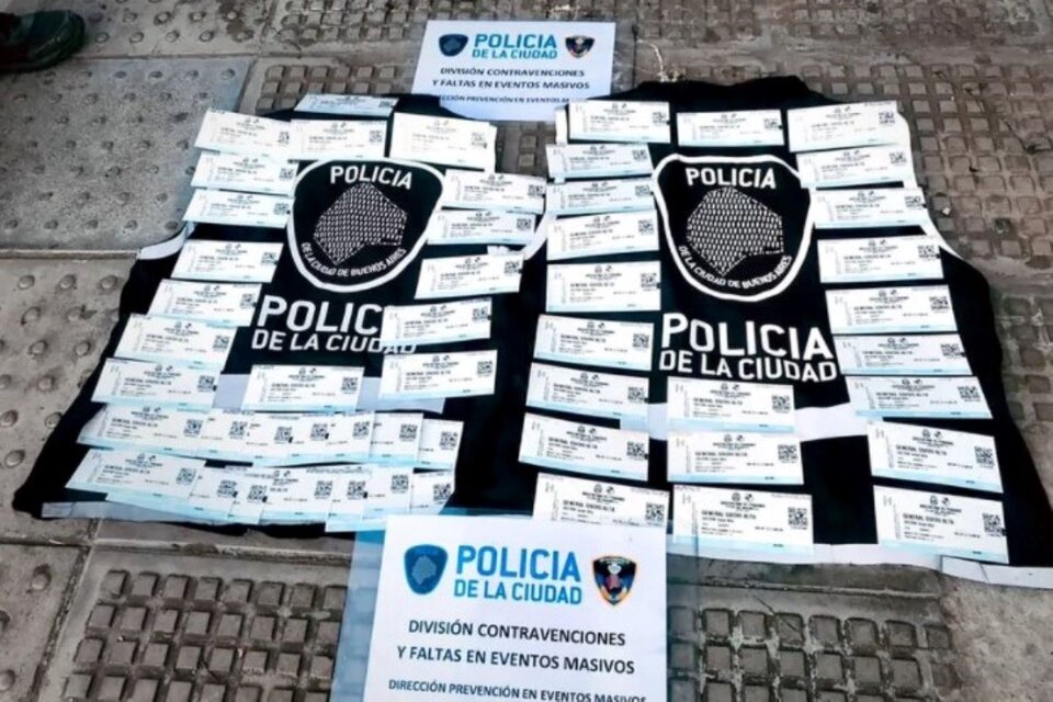 La Policía porteña incautó cientos de entradas falsas compradas en la reventa. Se llegaron a pagar hasta 200 mi pesos por cada una. Imagen: Policía de la Ciudad.