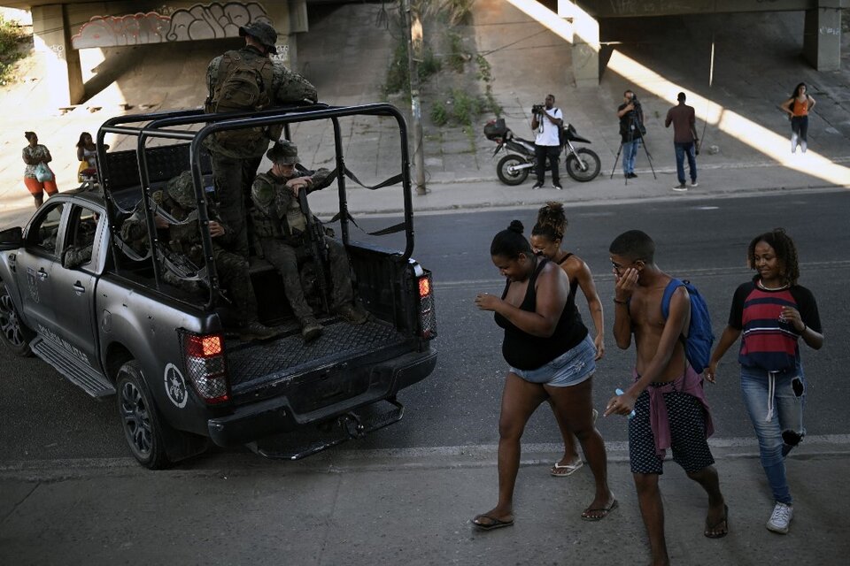 Imágenes de televisión mostraron camiones blindados de la policía militar transitando entre las viviendas de la comunidad. (Foto: Carl de Souza/AFP)