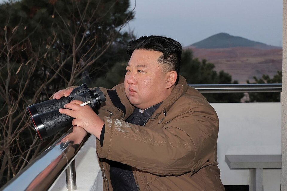 Kim Jong-un, supervisando las maniobras militares norcoreanas (Foto: AFP).