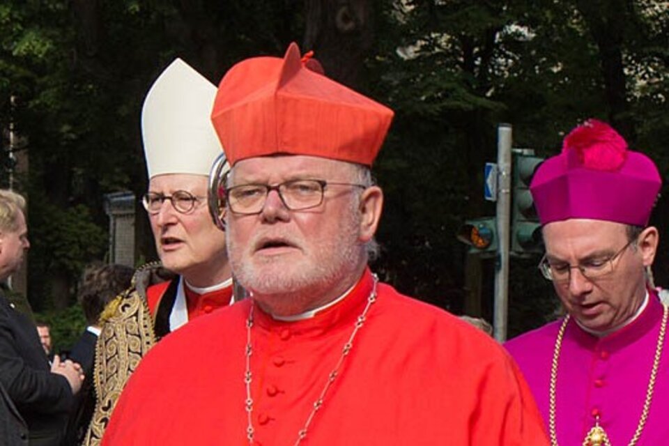 El obispo Franz Josef Bode dimitió tras la publicación de un comprometedor informe que lo relaciona con "faltas" en el tratamiento de corrupción de menores en su diócesis. 