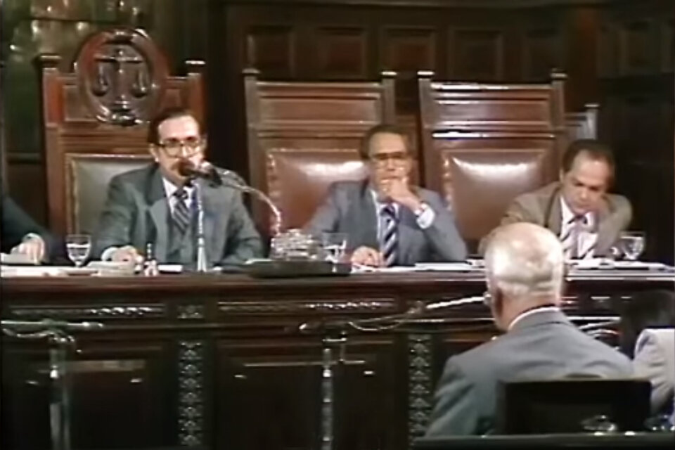 El expresidente de facto, Alejandro Agustin Lanusse ante el tribunal del Juicio a las Juntas.