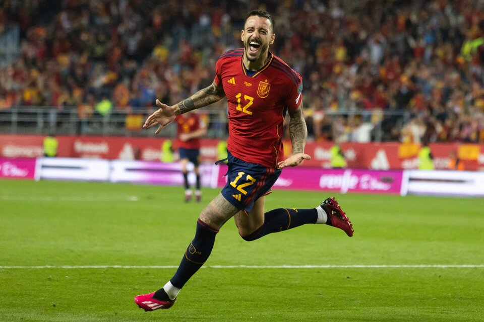 Joselu ingresó y anotó dos goles en un ratito para el triunfo español. (Fuente: EFE)