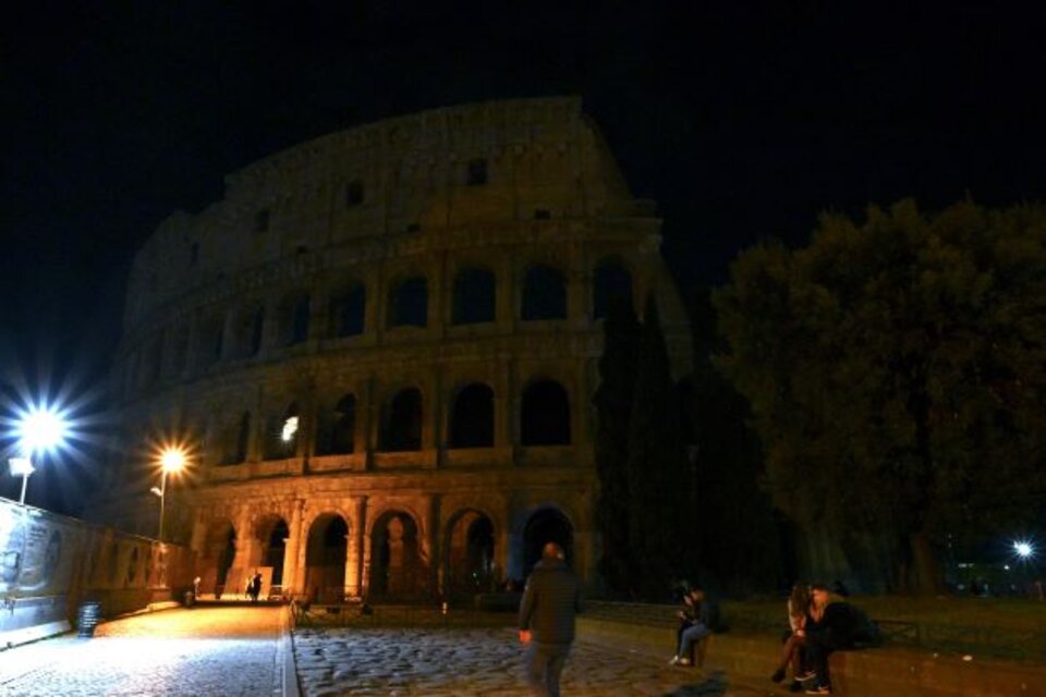 El Coliseo de Roma, en Italia, a oscuras por la  iniciativa (Foto: AFP).
