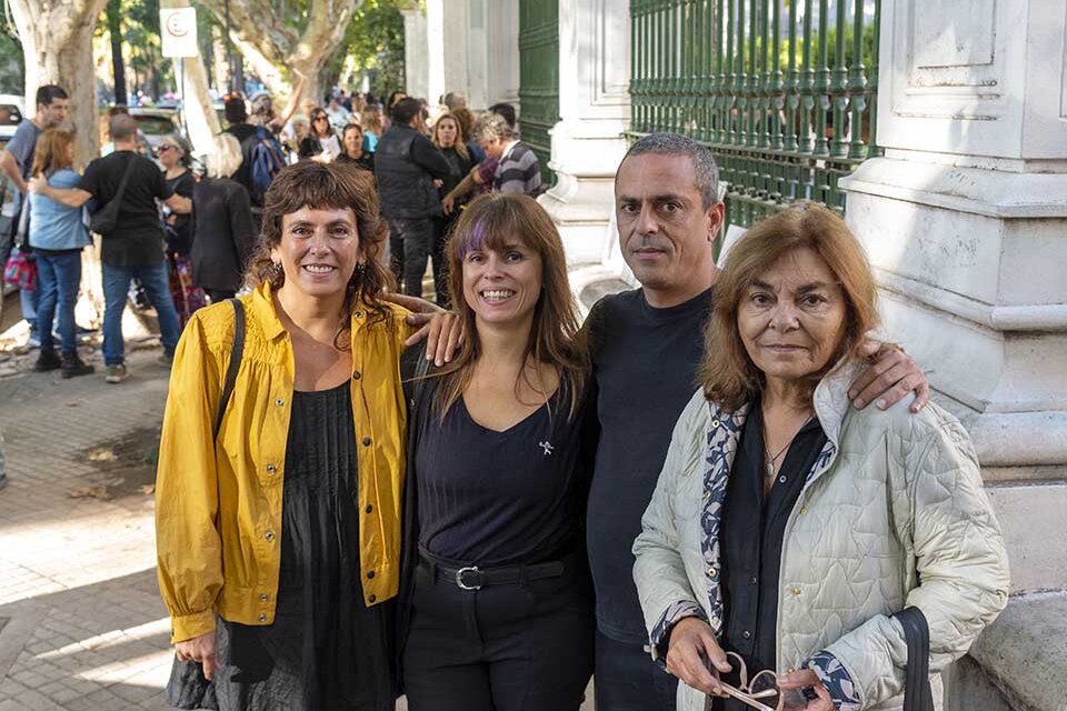 Florencia, Julieta y Santiago Garat junto a su madre, Elsa Martìn. (Fuente: Andres Macera)
