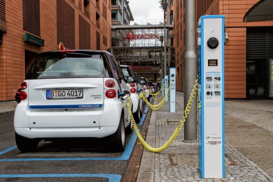 Los vehículos eléctricos requieren de una infraestructura pública de recarga de energía.