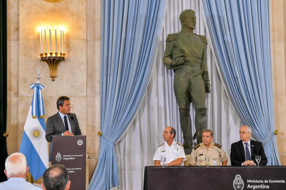 Los ministros Sergio Massa y Jorge Taiana encabezaron el acto.
