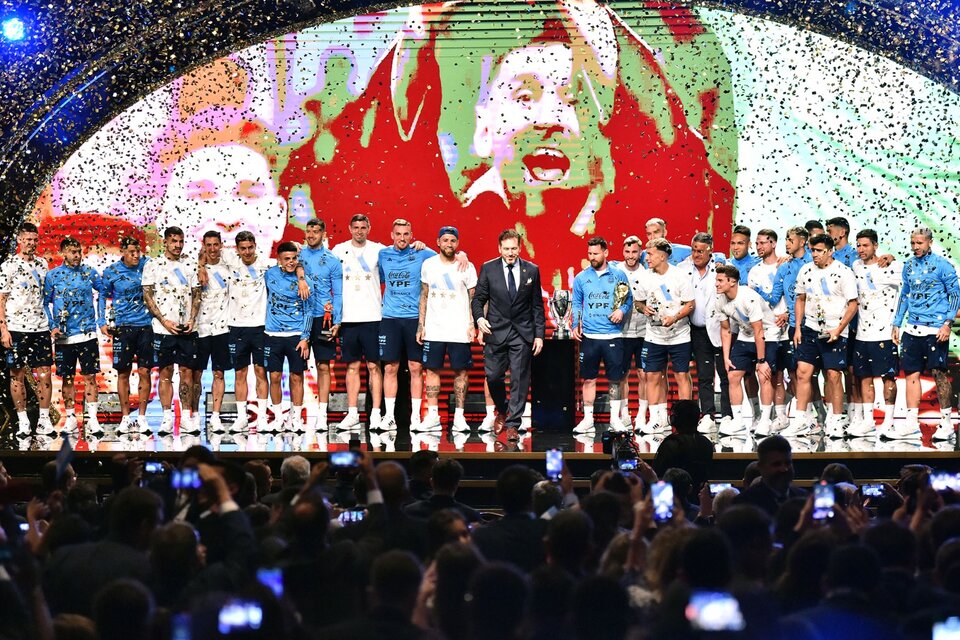 La Selección Argentina en pleno homenaje en la sede de la Conmebol