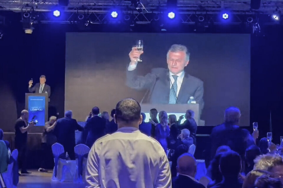 "¡Vamos! ¡Viva la Argentina!", brindó Macri en la noche de gala, exultante.