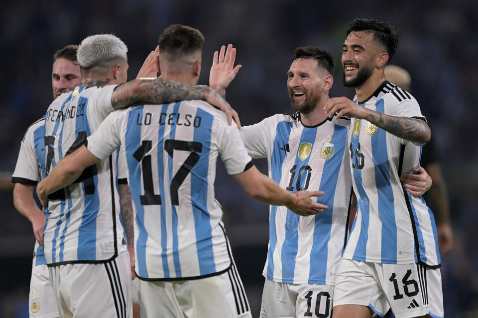 Enzo Fernández festeja su gol junto a Lionel Messi, Nicolás González, Giovani Lo Celso y Alexis Mac Allister. (Fuente: AFP)