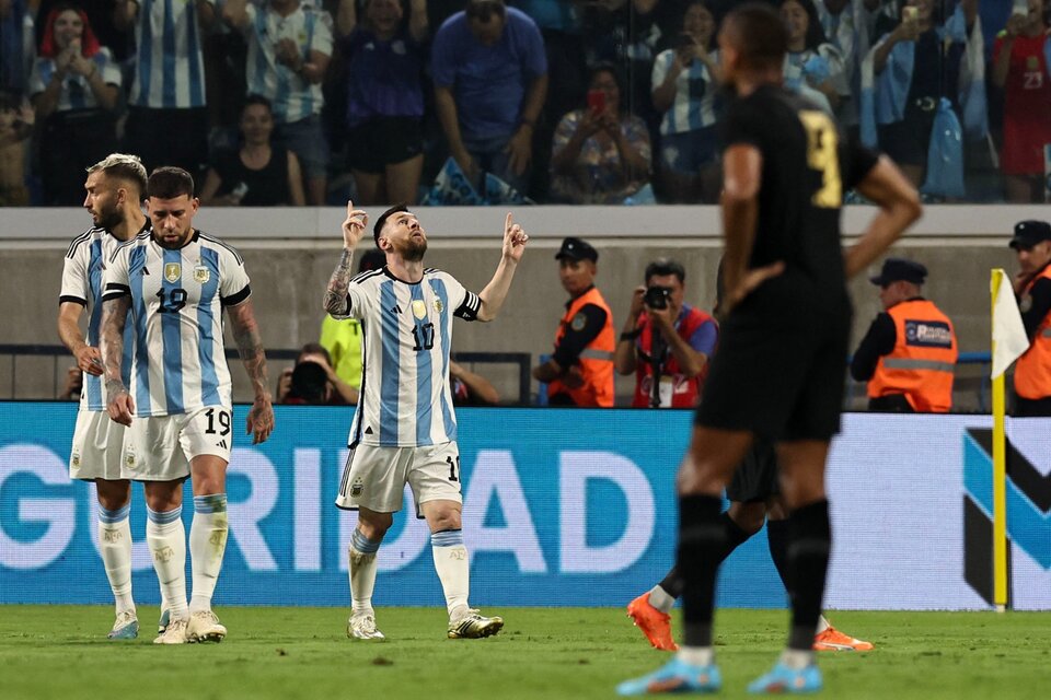 Messi celebra su gol 100 con la Selección; luego gritaría dos más (Fuente: AFP)
