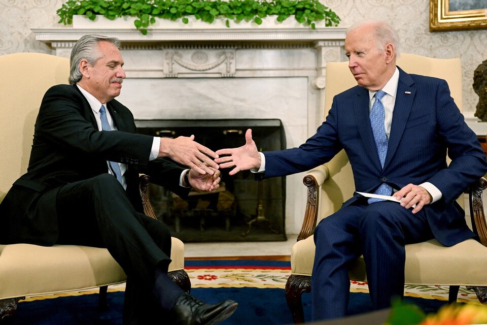 Alberto Fernández y Joe Biden en el despacho Oval, situado en el ala Oeste de la Casa de Gobierno estadounidense. (Fuente: AFP)