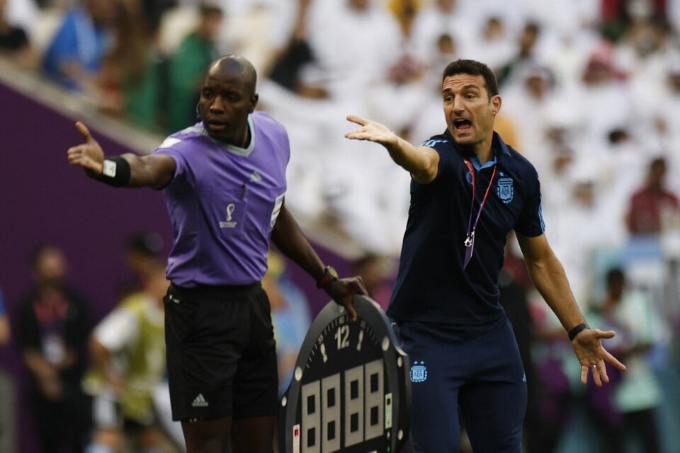Lionel Scaloni protesta casi que en coreografía con el cuarto árbitro, el senegalés Maguette Ndiaye. durante el partido contra Arabia Saudita. (Imagen: AFP)