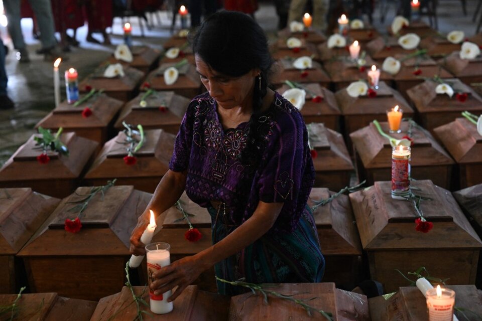 Una comunidad indígena recibió los restos de 59 víctimas de la dictadura de Efraín Ríos Montt (Fuente: AFP)
