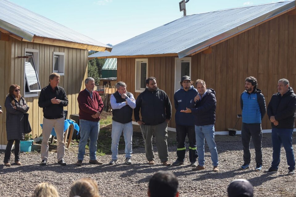 San Martín de los Andes: Maggiotti, Saloniti y Rodríguez entregaron viviendas del Programa Reconstruir