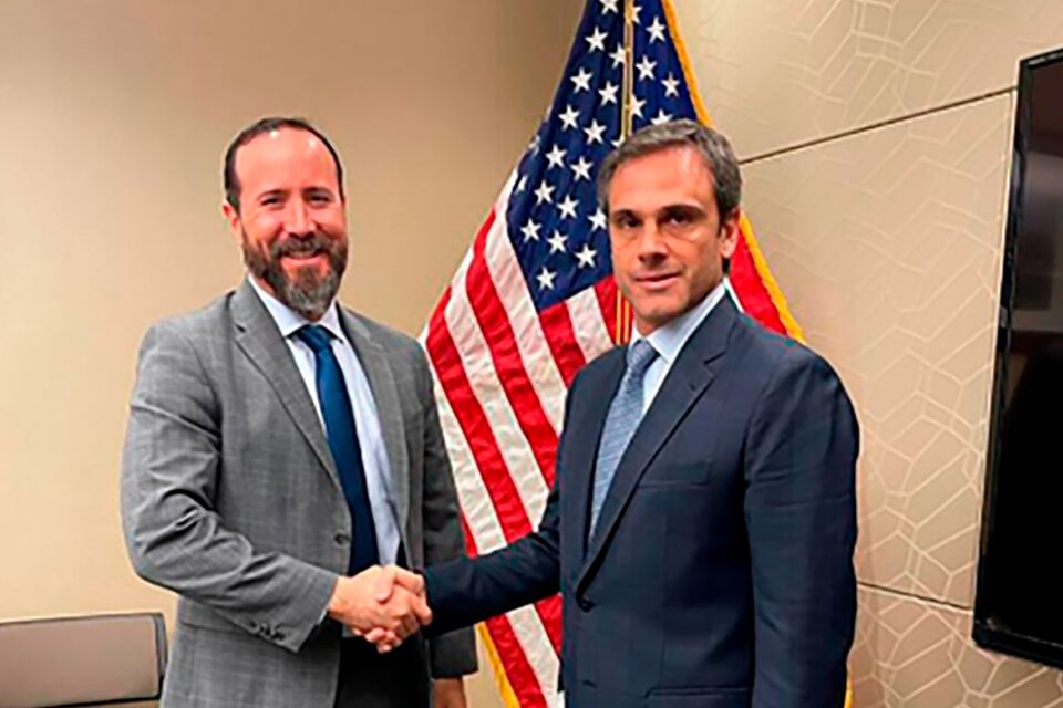 Guillermo Michel con Ricardo Mayoral, subdirector de Investigaciones de EE.UU. (Fuente: Télam)