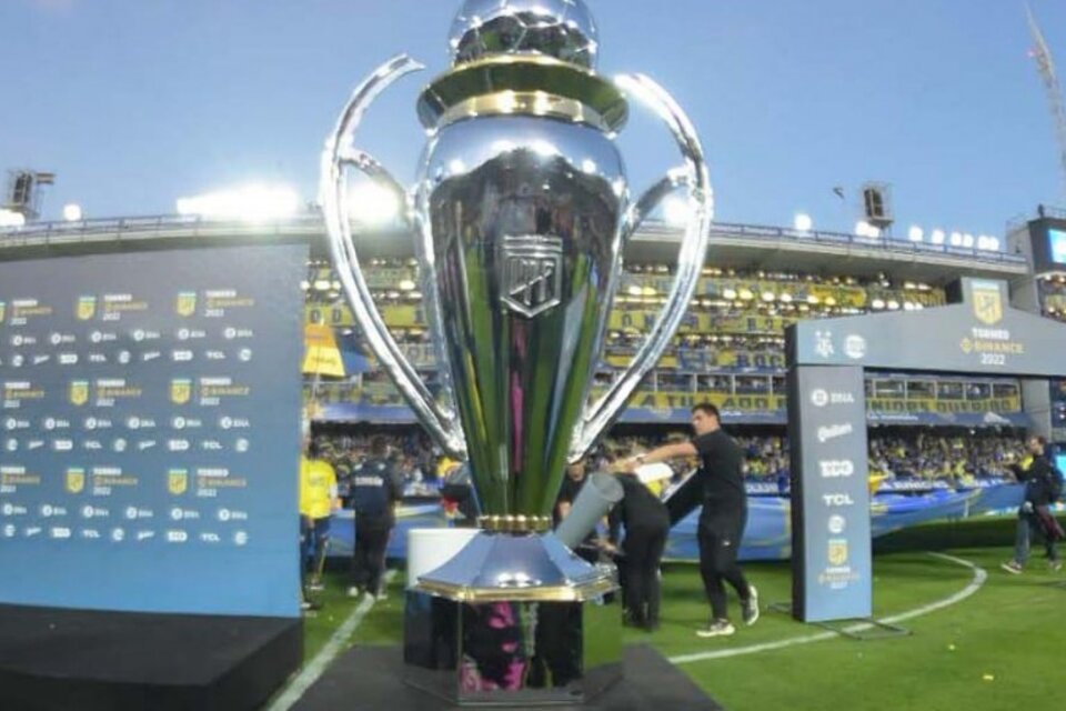 El trofeo de la Liga Profesional que Boca levantó en 2022. 
