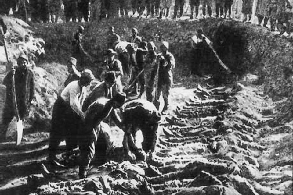 Entierro de armenios asesinados en Erzurum en 1895 durante las Matanzas Hamidianas, previas al genocidio armenio. (Fuente: IDA, Alemania)