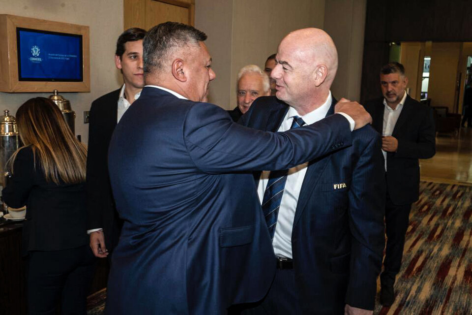 El presidente de la AFA y un abrazo con el presidente de la FIFA. (Fuente: Twitter Chiqui Tapia)