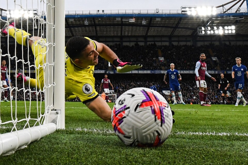 Otra de las buenas atajadas de Dibu Martínez en la victoria ante Chelsea. (Fuente: AFP)