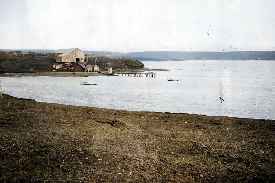 Puerto Luis o Soledad, antigua capital de las Islas Malvinas, donde
estaba la guarnición argentina cuando fue desalojada violentamente
por los ingleses. Imagen: AGN (enero 1938).