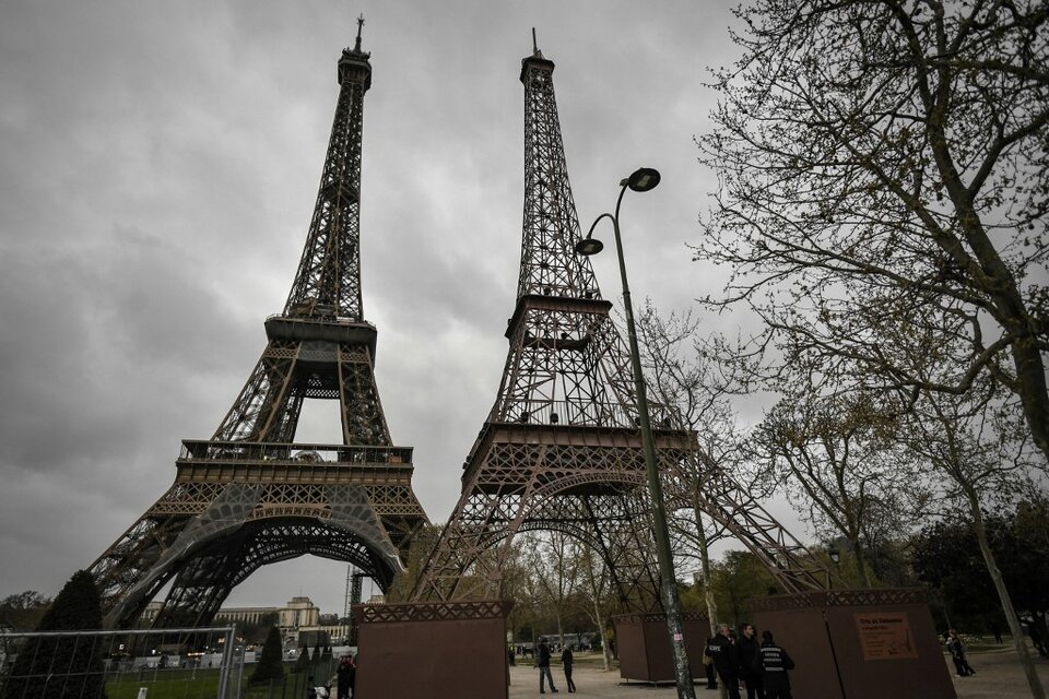 Francia: inauguraron una nueva torre Eiffel al lado de la original