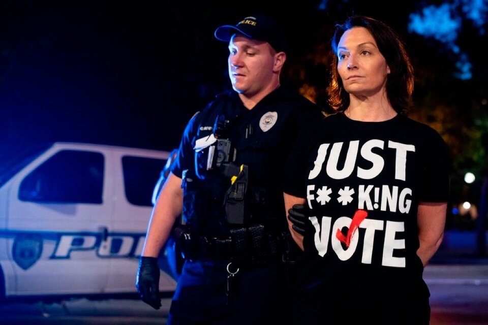 EE.UU: detienen a la senadora demócrata Nikki Fried en una protesta a favor del aborto 