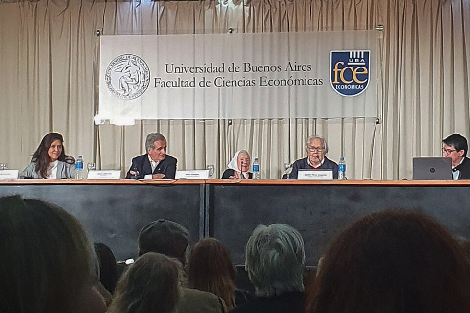 Nora Cortiñas junto al Premio Nobel Adolfo Pérez Esquivel y Victoria Montenegro
