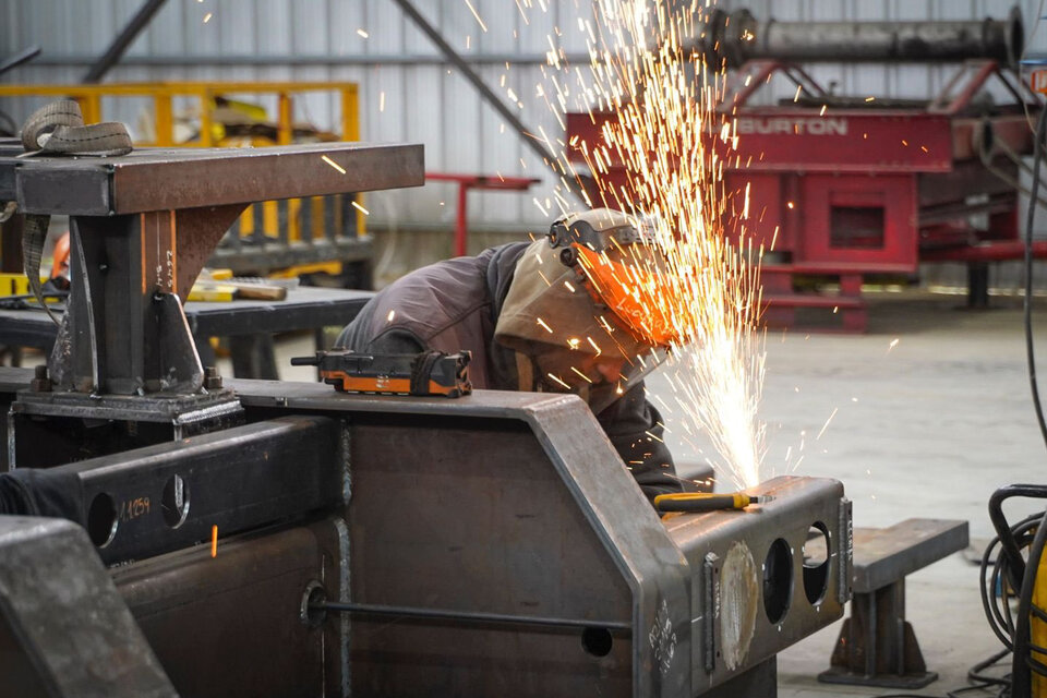 Los trabajadores y las trabajadoras metalúrgicas percibirán un incremento del 18 por ciento en sus salarios, en dos tramos, a partir de abril y mayo. (Foto: NA)