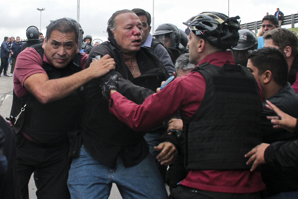 Sergio Berni luego de ser agredido a golpes en la protesta por el asesinato de Daniel Barrientos. (Fuente: AFP)
