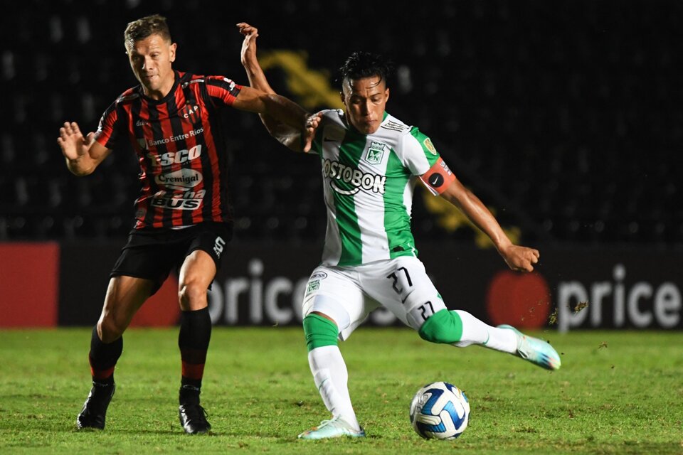 Nico Domingo, exRiver e Independiente, va al choque con el capitán de Nacional, Seba Gómez (Fuente: AFP)
