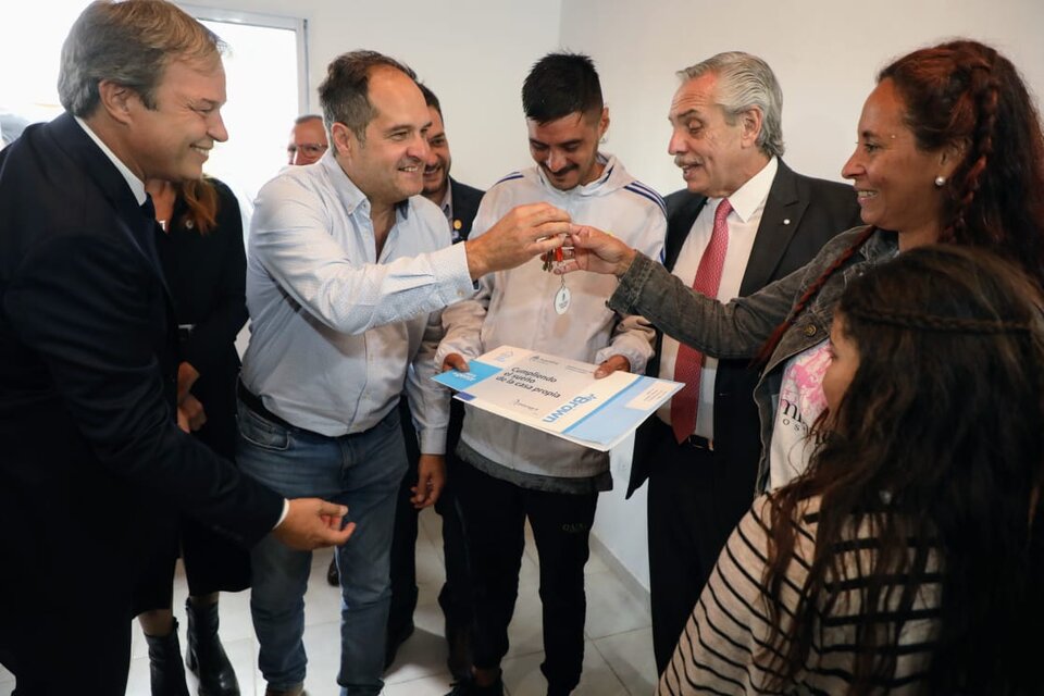 Alberto Fernández y Santiago Maggiotti entregaron viviendas en Almirante Brown