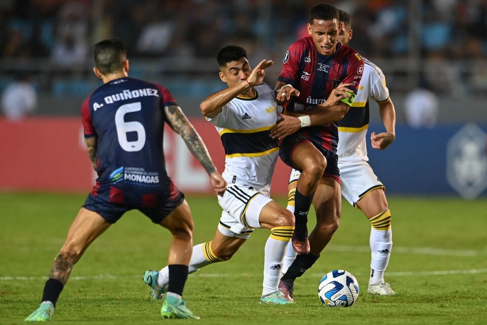 Ramírez intenta pasar entre dos venezolanos (Fuente: AFP)