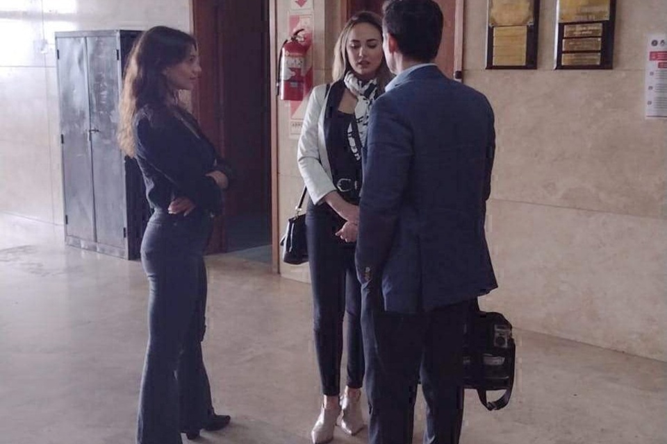 Ivana Bohdziewicz y Carolina Gómez Mónaco, las asesoras de Gerardo Milman, cuando fueron a declarar a Tribunales (Fuente: Enrique García Medina)