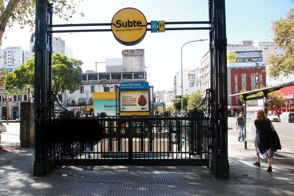 Una de las estaciones de la Línea A, cerrada al público hasta el lunes (Fuente: Jorge Larrosa)