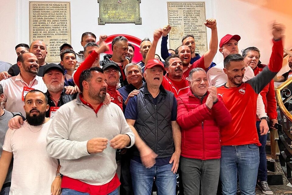 Grindetti, en el centro con gorra roja, cuando todo era felicidad por las elecciones. (Fuente: Télam)